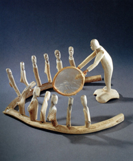 Sculpture en os et bois reprsentant un grand personnage tenant un tambour, entour de personnages plus petits